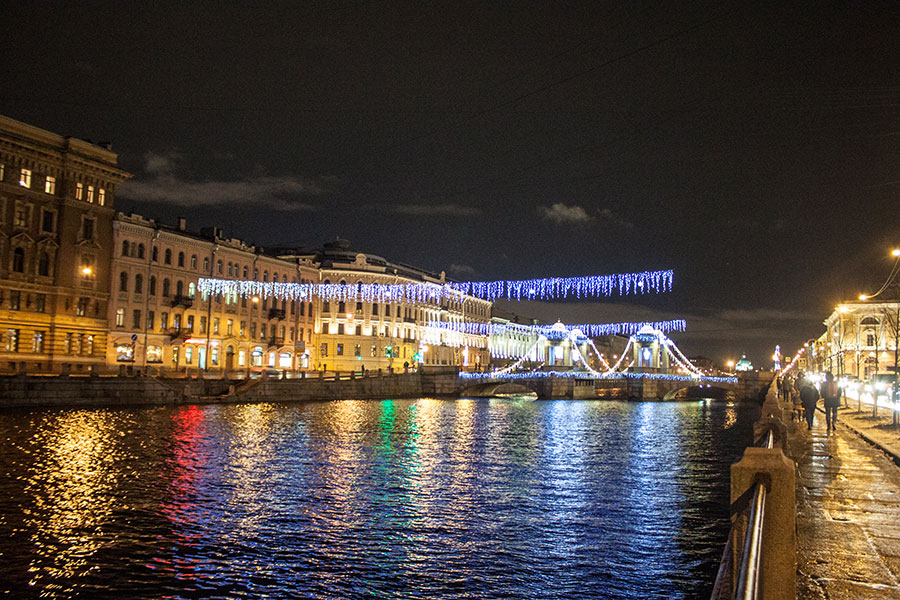 Calle y río en San Petersburgo iluminados para Navidad