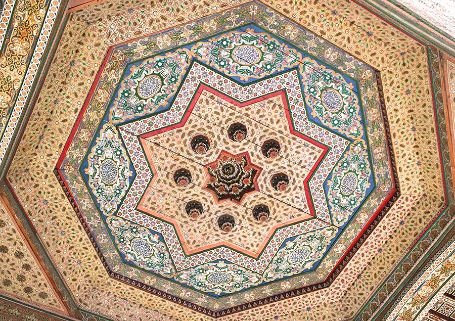 detalle del techo en el palacio de la Bahía en Marrakech